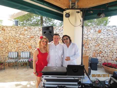 Djtofol posa junto a invitados frente a su cabina